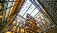 Et stort atrium i midten er "kjernen" som gir mye lys til de midtre delene i eiendommen