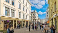 Eiendommen har et godt synlig inngangsparti midt i Karl Johans gate