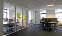 3 kontorer med glassvegger