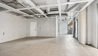 Lyst og fleksibelt butikklokale med gode tilpasningsmuligheter for retail-, service- eller serveringskonsepter.
