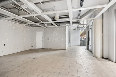 Lyst og fleksibelt butikklokale med gode tilpasningsmuligheter for retail-, service- eller serveringskonsepter.