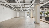 Fra lokalet er det direkte adkomst mot T-banen og senterets fellesarealer, som sikrer høy synlighet gjennom hele dagen.