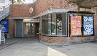 Frontlokale med eksponering mot T-banen og senterinngangen – en sjelden mulighet i et av Oslos viktigste kollektivknutepunkter.
