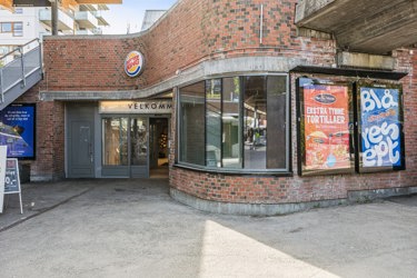 Frontlokale med eksponering mot T-banen og senterinngangen – en sjelden mulighet i et av Oslos viktigste kollektivknutepunkter.