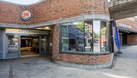 Den karakteristiske fasaden og plasseringen ved inngangen gir svært god synlighet mot både kollektivtrafikk og forbipasserende.