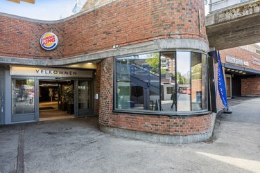 Den karakteristiske fasaden og plasseringen ved inngangen gir svært god synlighet mot både kollektivtrafikk og forbipasserende.