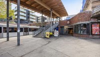 Senteret ligger vegg i vegg med T-banestasjonen, som årlig betjener rundt 3 millioner reisende.