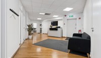 Innbydende fellesareal med resepsjonsmulighet og sittegruppe