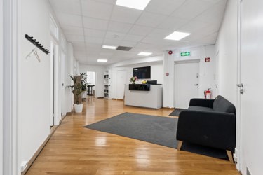 Innbydende fellesareal med resepsjonsmulighet og sittegruppe