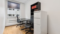 Lyst enkeltkontor med plass til arbeidsstasjon og oppbevaring