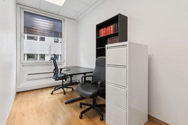 Lyst enkeltkontor med plass til arbeidsstasjon og oppbevaring