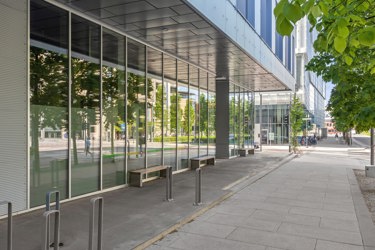 Lang eksponering mot gatebildet og gode muligheter for profilering av virksomheten.