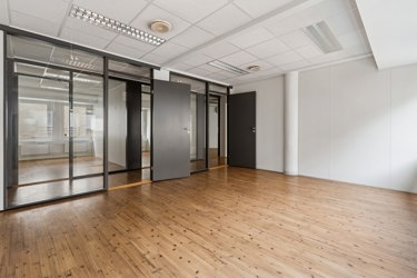 Romslige lokaler med mulighet for inndeling i avdelinger og lukkede soner ved behov.