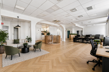 Illustrasjon med bruk av ai på åpent kontorlandskap