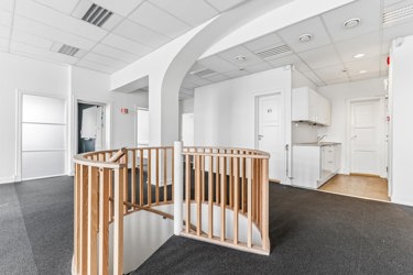 Intern trapp inne i kontorlokalet