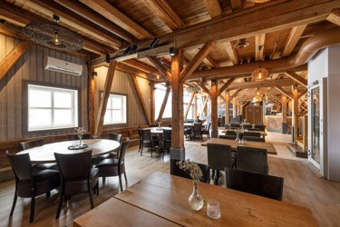 Serveringslokale med åpent areal og god takhøyde