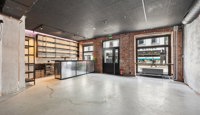 Åpent lokale med store vinduer mot gaten og eksisterende barområde – godt egnet for et nytt restaurant- eller cafékonsept.