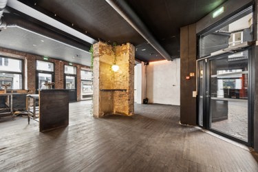 Lokalet har en særegen og urban karakter med synlig tegl, store vindusflater og direkte forbindelse til bakgården.