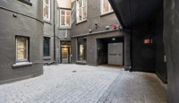 Privat bakgård som gir lokalet en ekstra kvalitet og spennende muligheter som supplement til serveringsarealet.