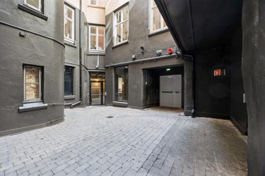 Privat bakgård som gir lokalet en ekstra kvalitet og spennende muligheter som supplement til serveringsarealet.