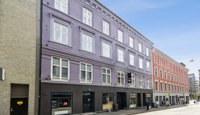 Eiendommen ligger sentralt i Pløens gate, midt i Oslo sentrum og med kort vei til byens mange tilbud.