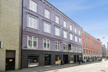 Eiendommen ligger sentralt i Pløens gate, midt i Oslo sentrum og med kort vei til byens mange tilbud.