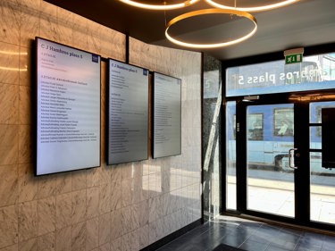 Digitale skjermer som viser oversikt over leietakerne