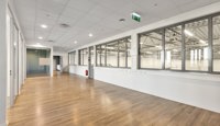 Lyst og åpent kontorareal med fleksible muligheter for innredning av flere arbeidsplasser.