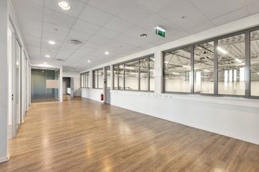 Lyst og åpent kontorareal med fleksible muligheter for innredning av flere arbeidsplasser.
