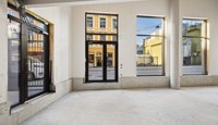 Attraktiv plassering på gateplan med store vindusflater og direkte adkomst fra gaten.
