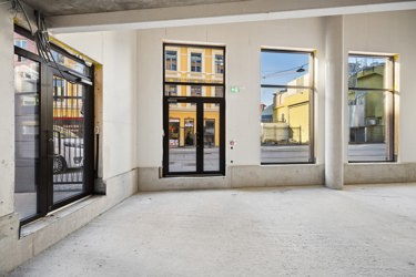 Attraktiv plassering på gateplan med store vindusflater og direkte adkomst fra gaten.