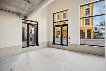 Store vinduer mot gaten gir godt med naturlig lys og god synlighet for forbipasserende.