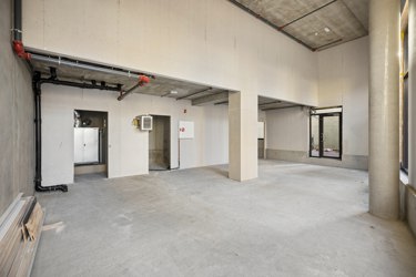 Moderne nybygg med god takhøyde og fleksible arealer som kan tilpasses ulike konsepter.