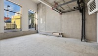 Store vindusflater slipper inn rikelig med dagslys og skaper en lys og innbydende atmosfære.