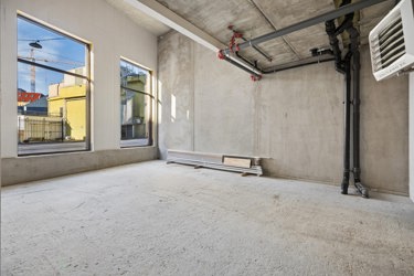 Store vindusflater slipper inn rikelig med dagslys og skaper en lys og innbydende atmosfære.