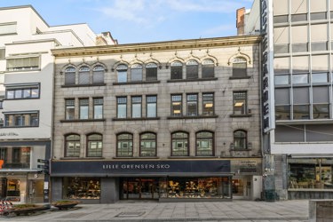 Lokalet ligger i Lille Grensen - nært "alt" av fasiliteter og offentlig kommunikasjon.