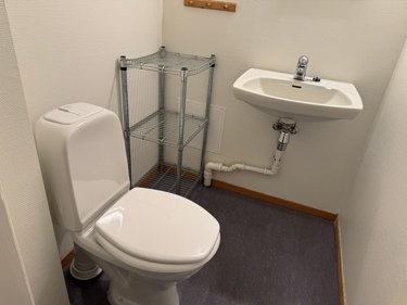 Kontoret har også privat toalett inne i lokalet.
