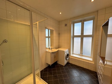 Privat bad gir deg mulighet til å dusje og vaske klær.