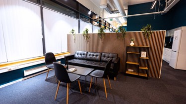 Hyggelig lounge-/møtesone med sittegruppe, perfekt for uformelle møter eller pauser