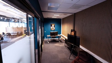 Separat kontor/møterom med glassvegger og god skjerming. Perfekt som lederkontor, stillerom eller møterom