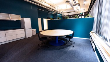 Åpen arbeidssone som egner seg godt til samarbeid, prosjektarbeid eller som ekstra arbeidsplass i kontorlandskapet