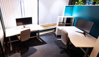 Eget kontor med plass til to arbeidsstasjoner. Store vindusflater gir godt lysinnslipp og en behagelig arbeidsatmosfære