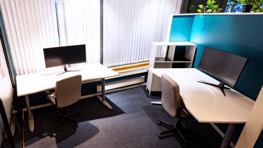 Eget kontor med plass til to arbeidsstasjoner. Store vindusflater gir godt lysinnslipp og en behagelig arbeidsatmosfære