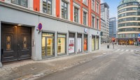 Inngang til eiendommen fra gateplan.