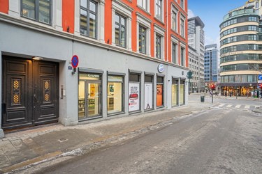 Inngang til eiendommen fra gateplan.