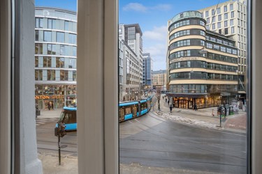 Vindusflater med utsyn mot bybildet og nærliggende gatebilde.