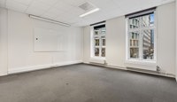 Kontorlokalet har en effektiv planløsning og gode lysforhold, som gir fleksibilitet i utforming av arbeidsplasser.