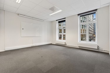 Kontorlokalet har en effektiv planløsning og gode lysforhold, som gir fleksibilitet i utforming av arbeidsplasser.