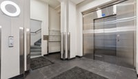 Inngangspartiet er lyst og oversiktlig, med heis og velholdte fellesarealer. Her kommer du hjem til omgivelser som gjør hverdagen enkel og komfortabel.