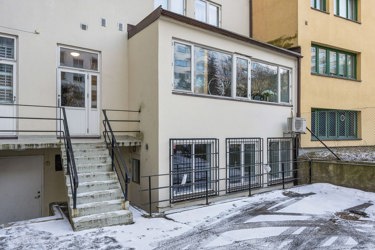 Adkomst til lokalene fra rolig bakgård.